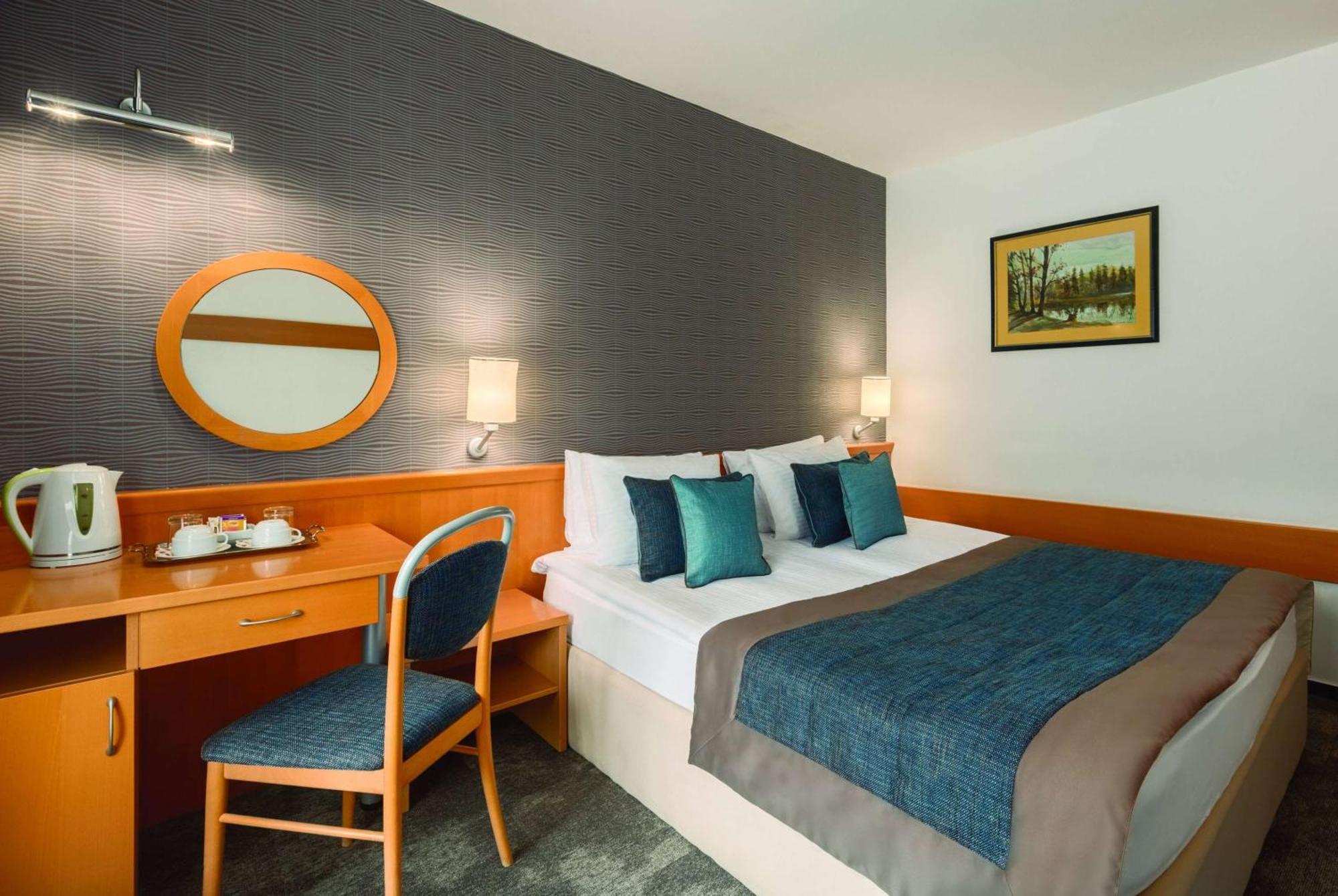 Room One King Bed or Two Twin Beds