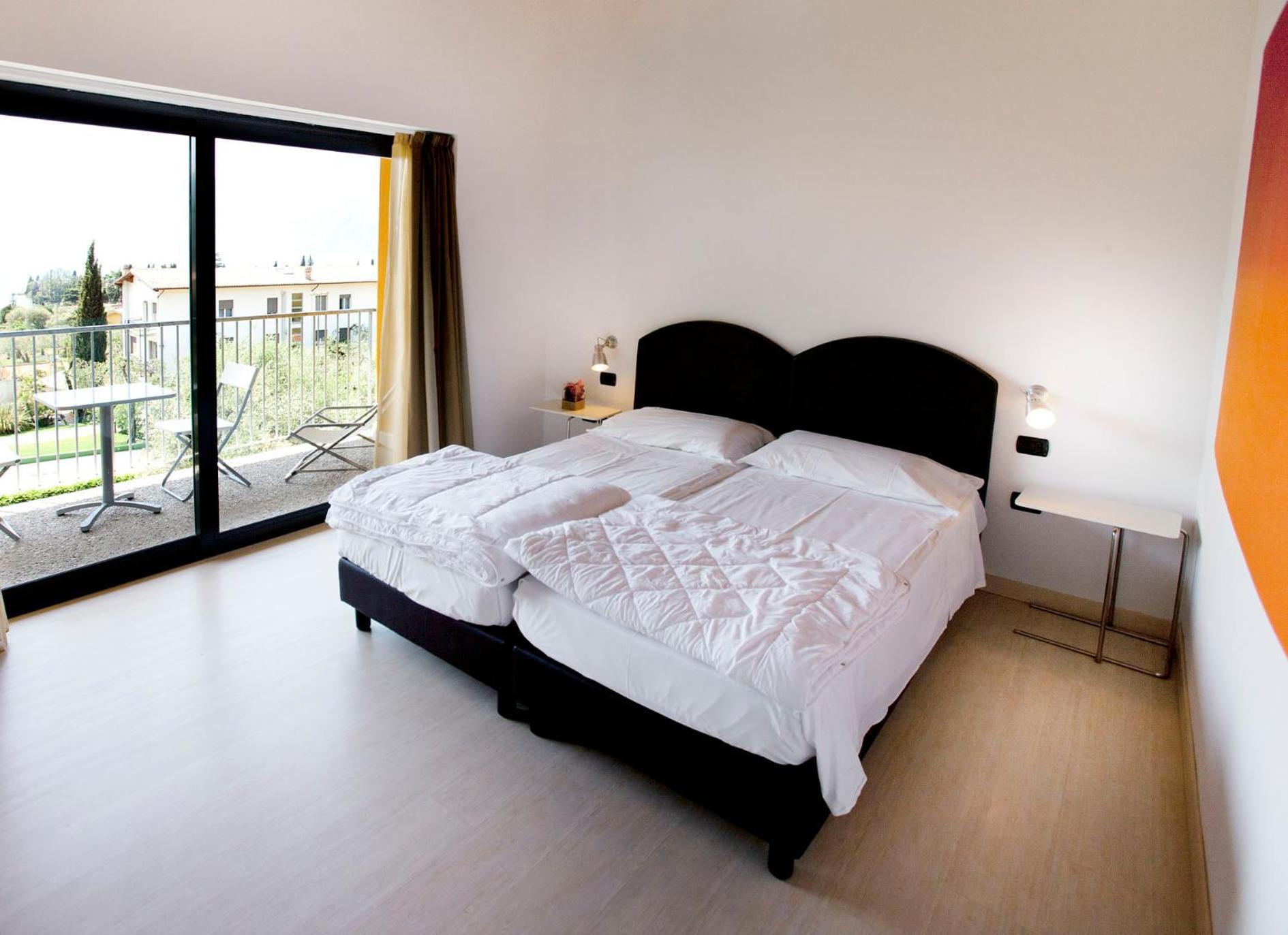One-Bedroom Apartment Lake View