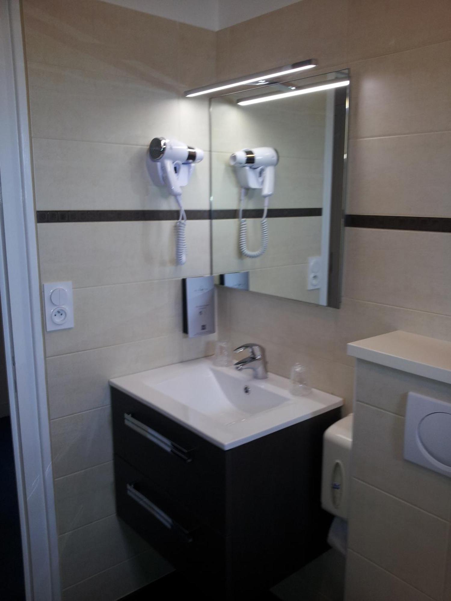Twin Room Bath Port Side