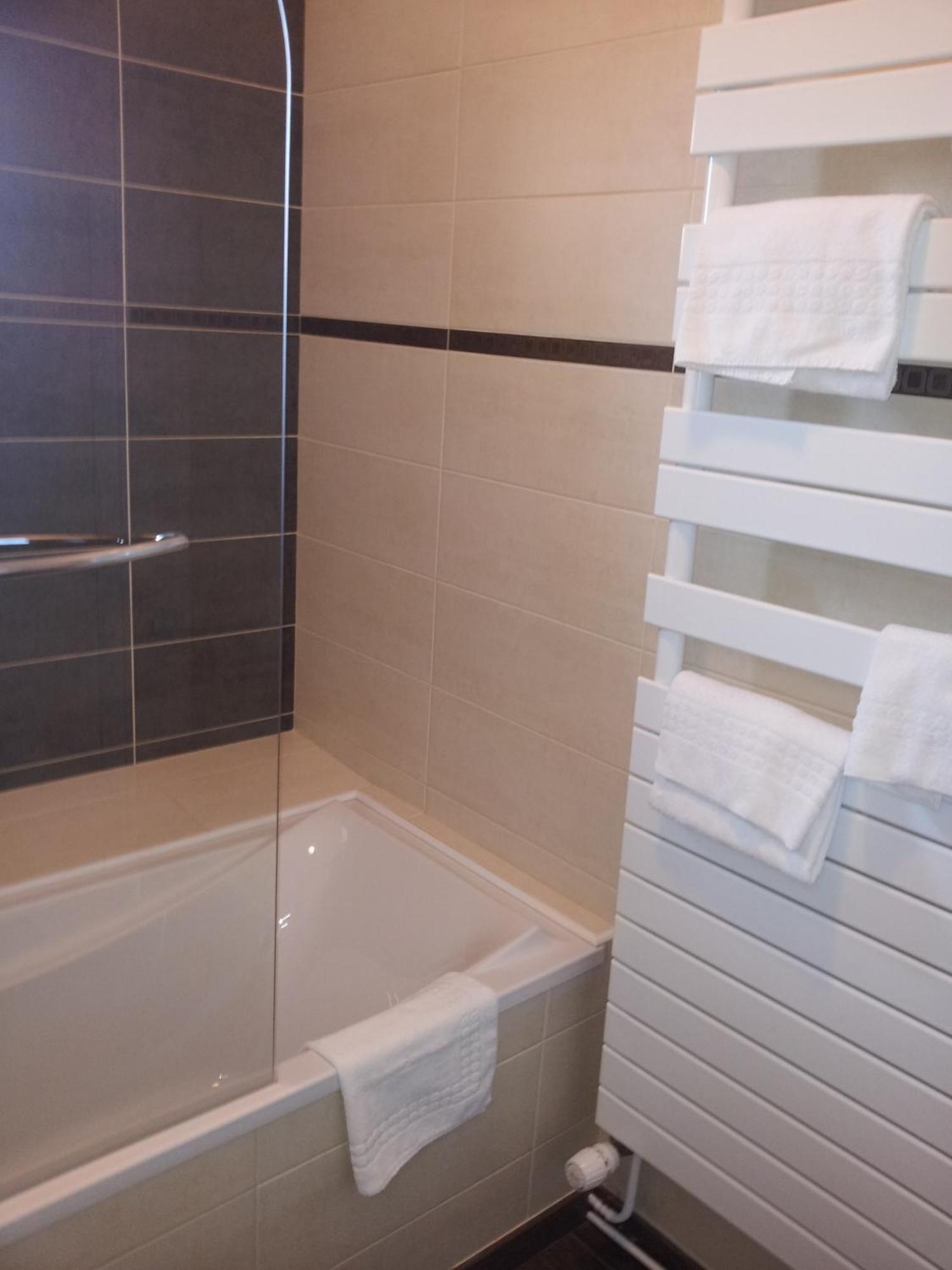 Twin Room Bath Port Side