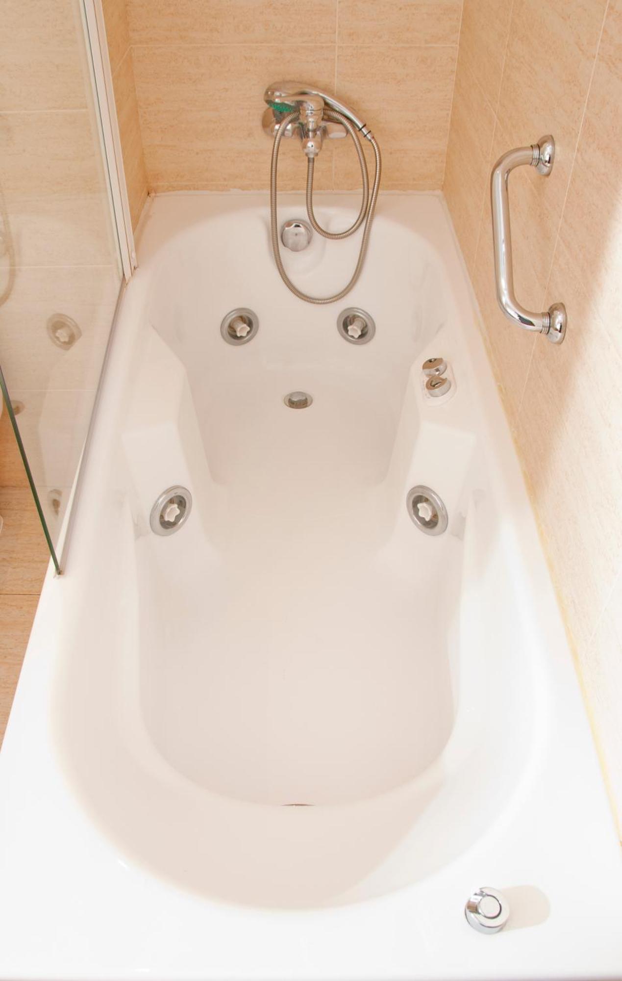 Superior Double or Twin Room Hydromassage Bath