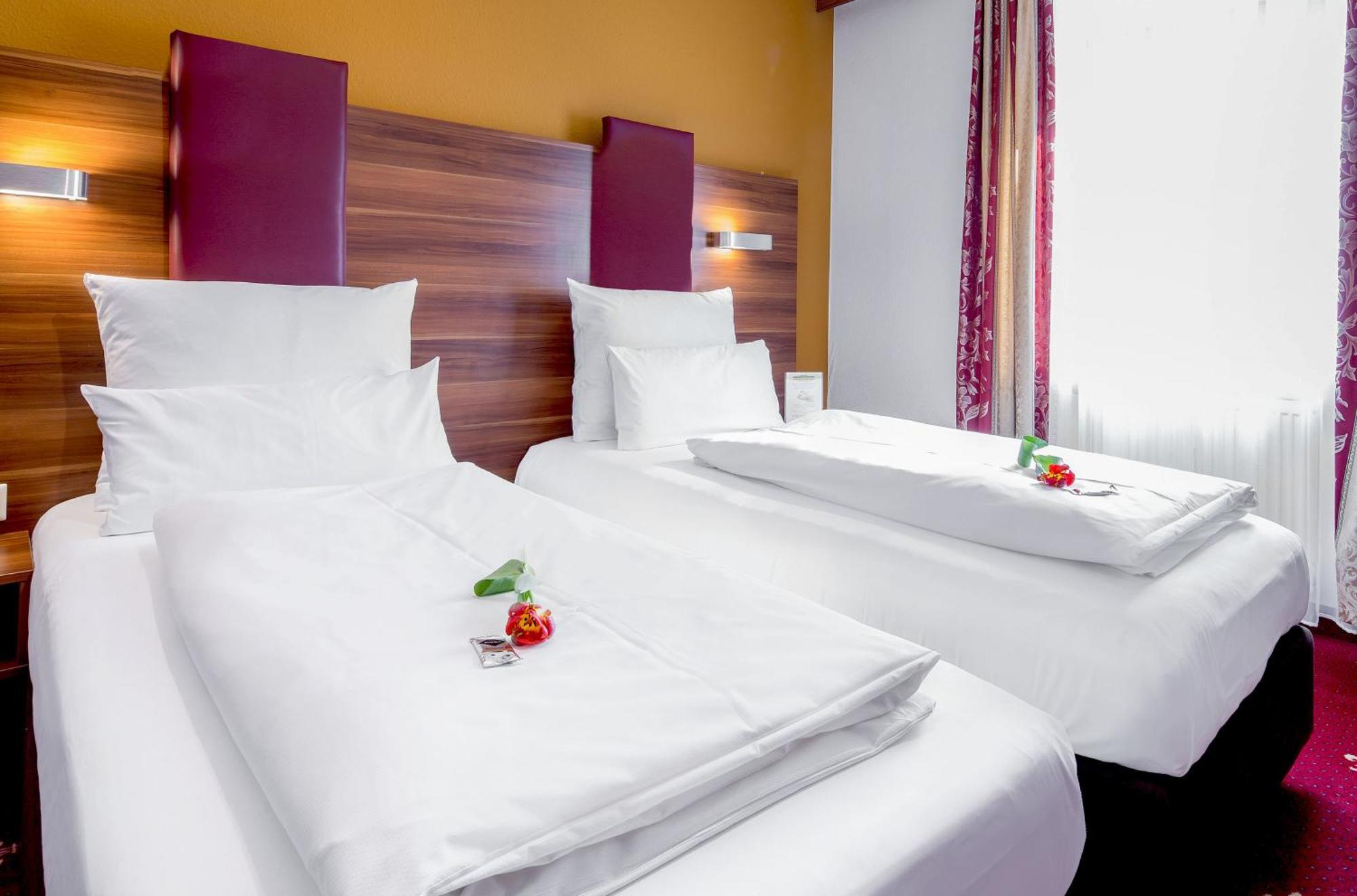 Double or Twin Room,692835210:JPEG