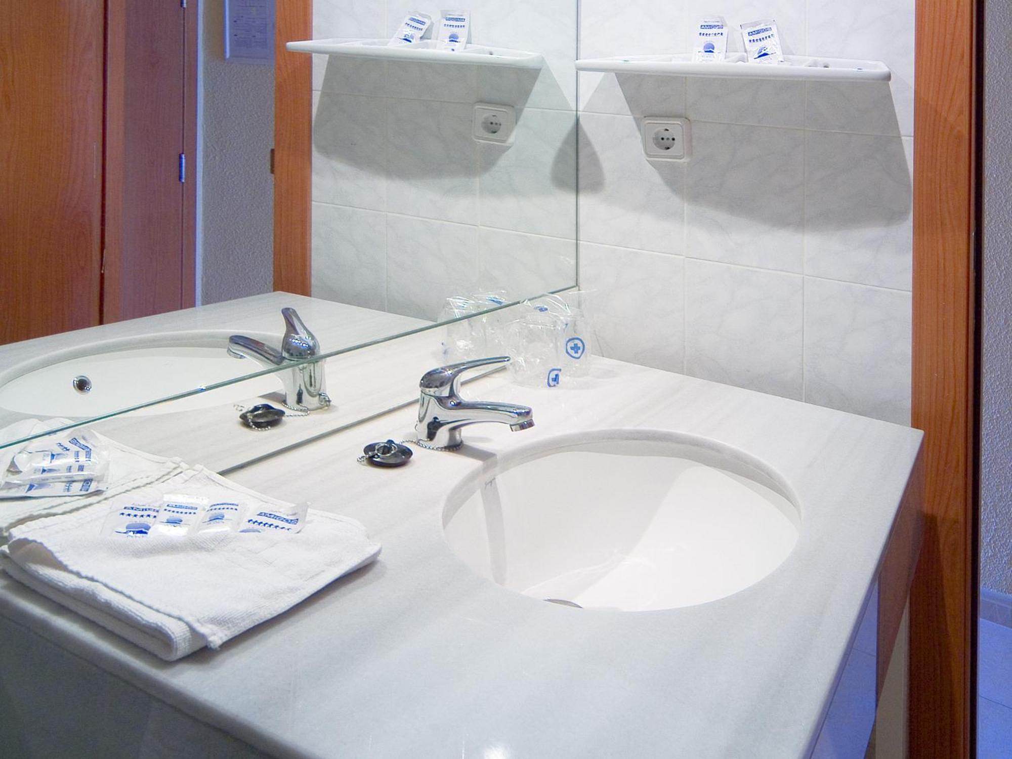 Double Room Pool View,736628599:JPEG