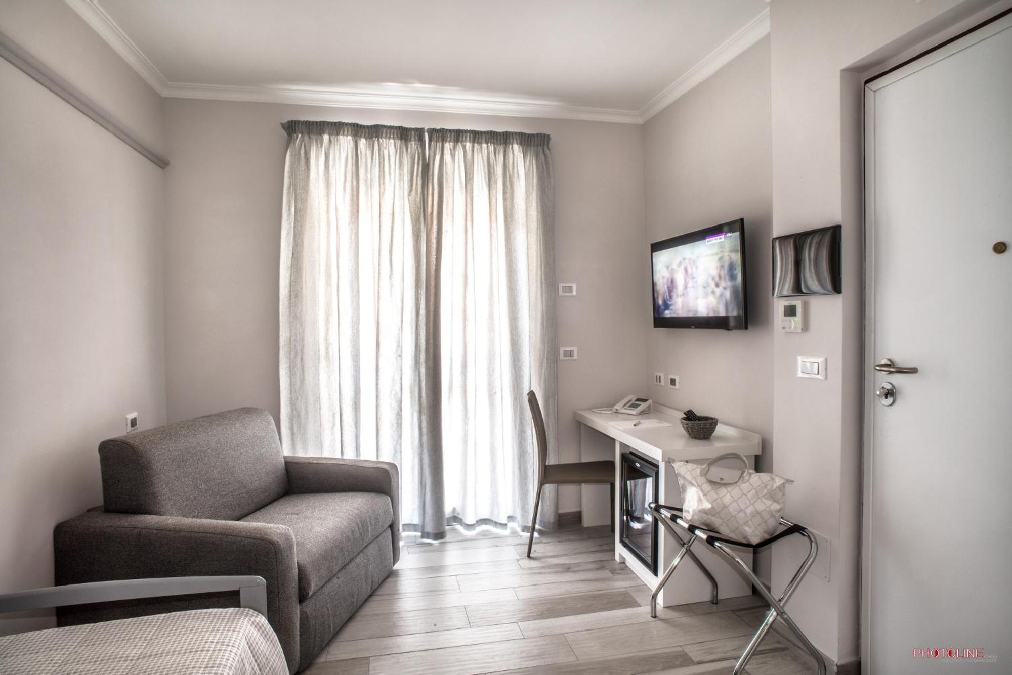 Deluxe Single Room,693047271:JPEG