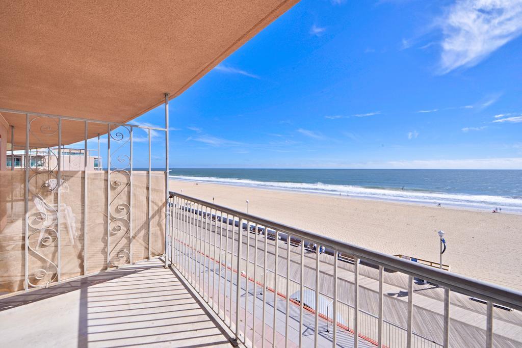 Direct Ocean Front with Two Queen beds - Non Smoking,749747450:JPEG