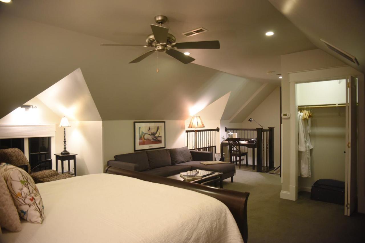 Deluxe King Suite
