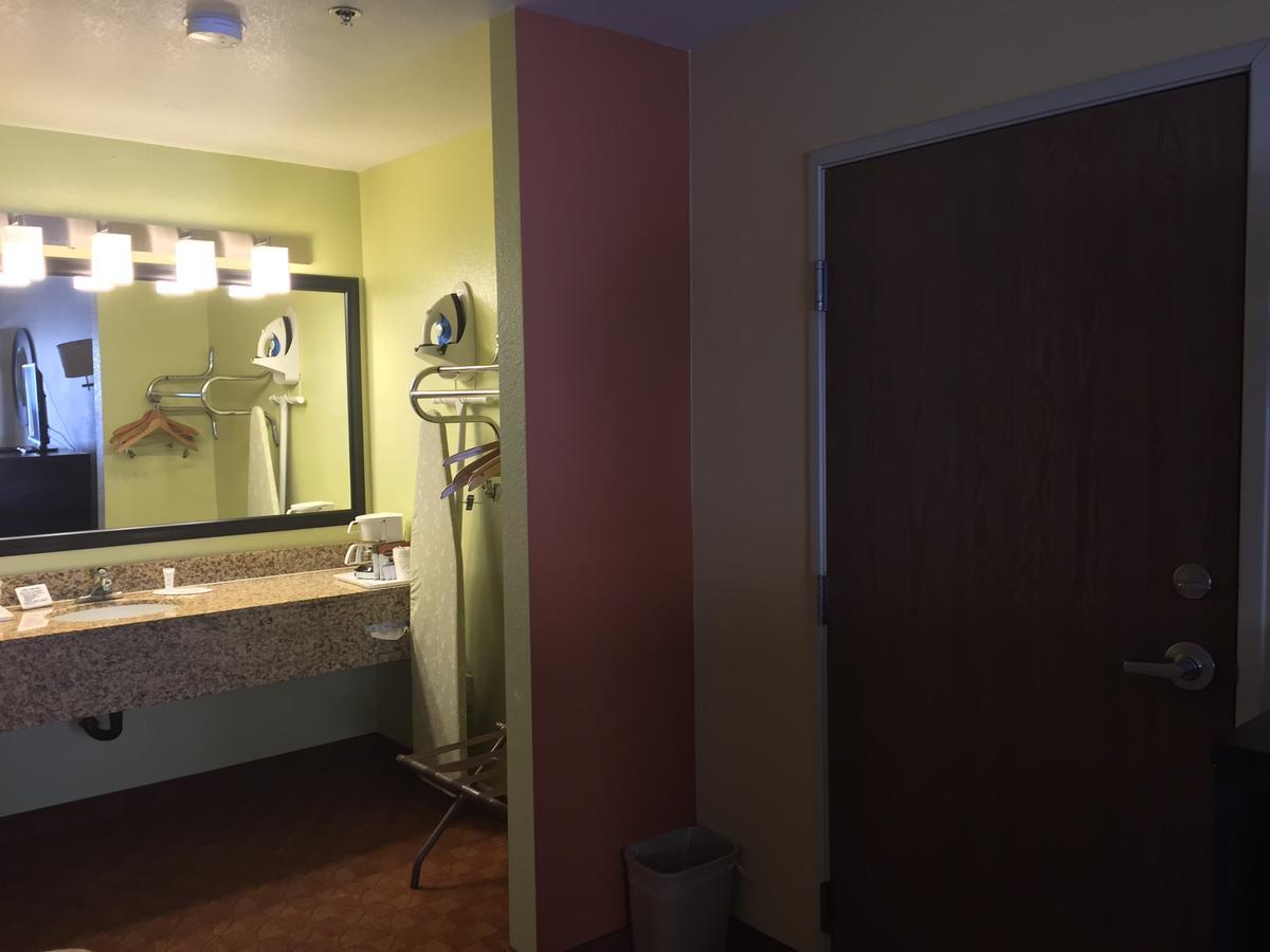 Deluxe Queen Room Disability Access or Non-Smoking