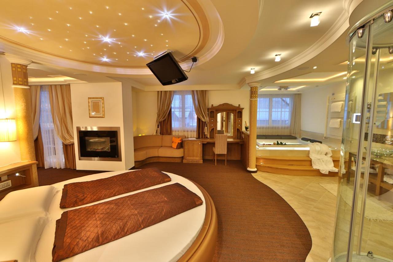 Queen Suite Spa Bath,696487389:JPEG
