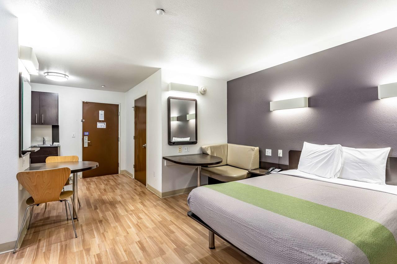1 Queen Bed 