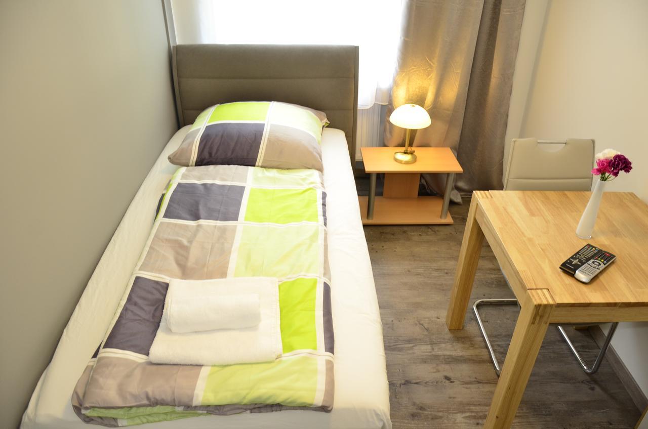 Single Room,697130076:JPEG