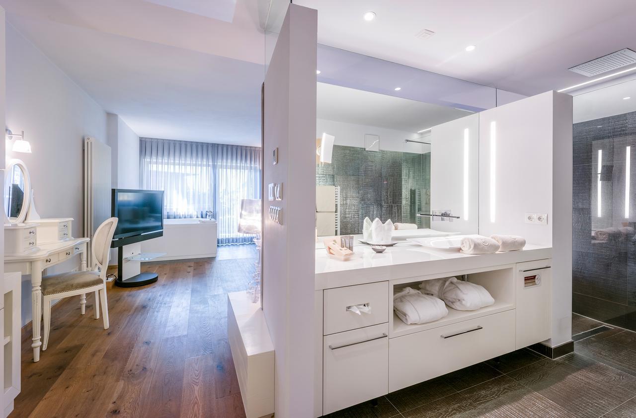 Suite with Hot Tub