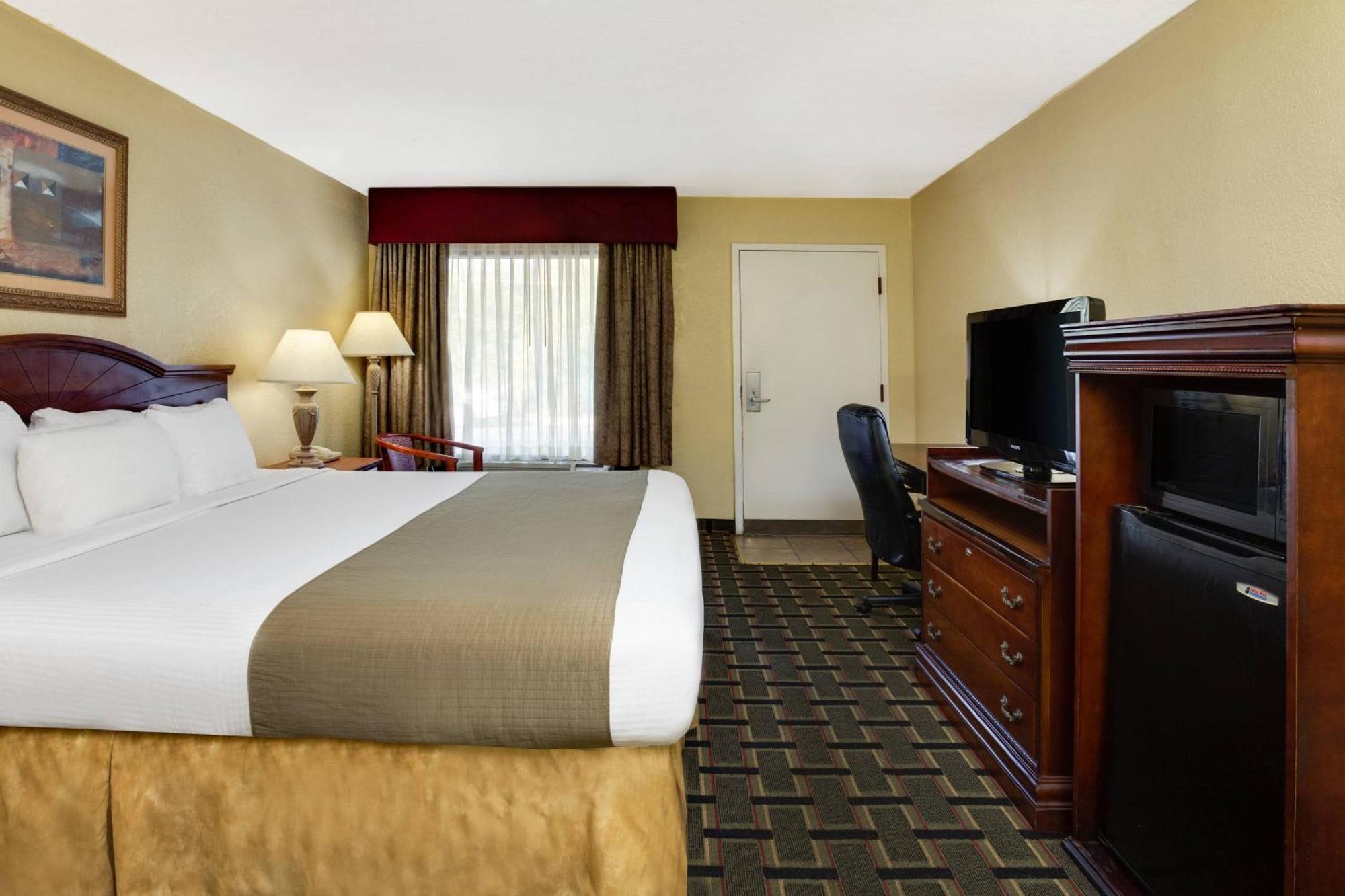 King Room with Roll-In Shower - Mobility/Hearing Accessible - Non-Smoking