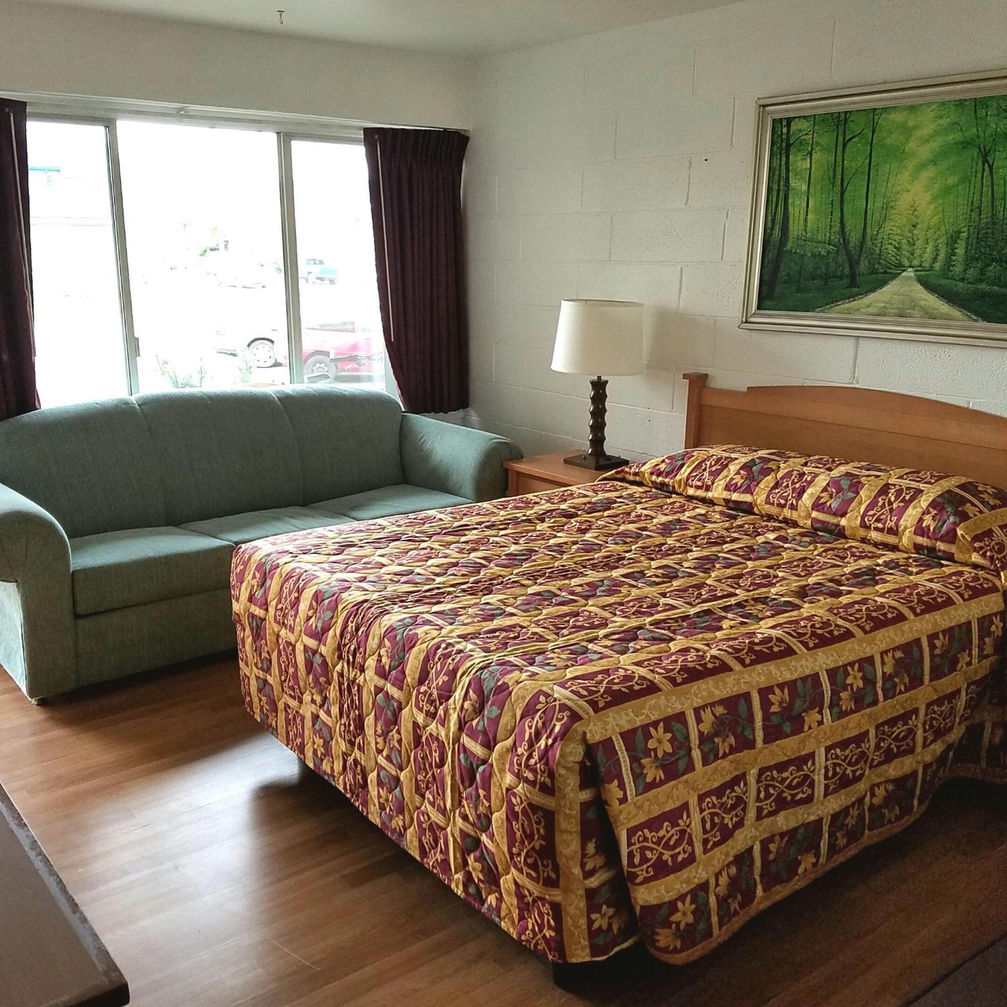 Queen Room Two Queen Beds Non-Smoking & Non-Pet Friendly