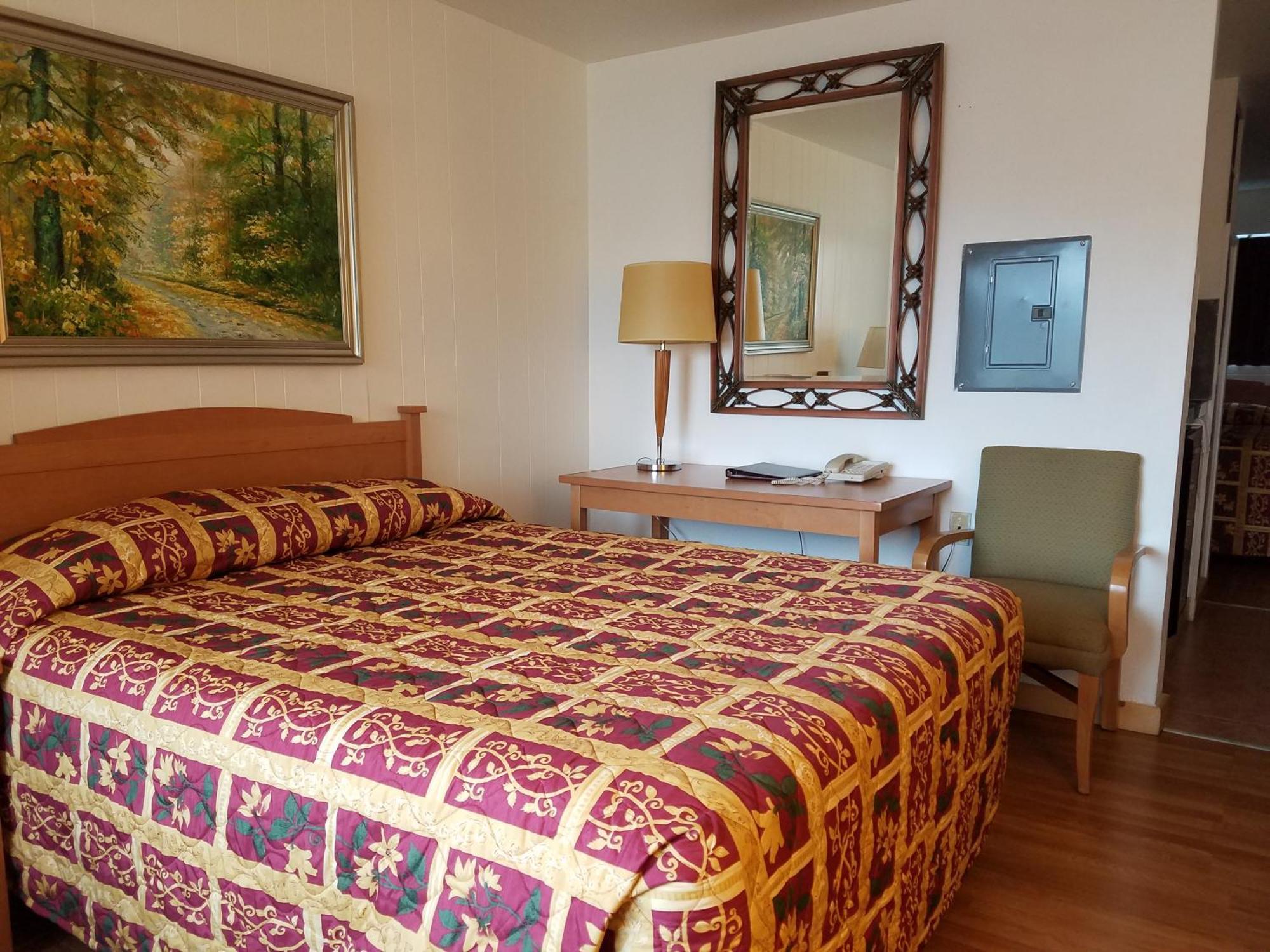 Queen Room Two Queen Beds Non-Smoking & Non-Pet Friendly