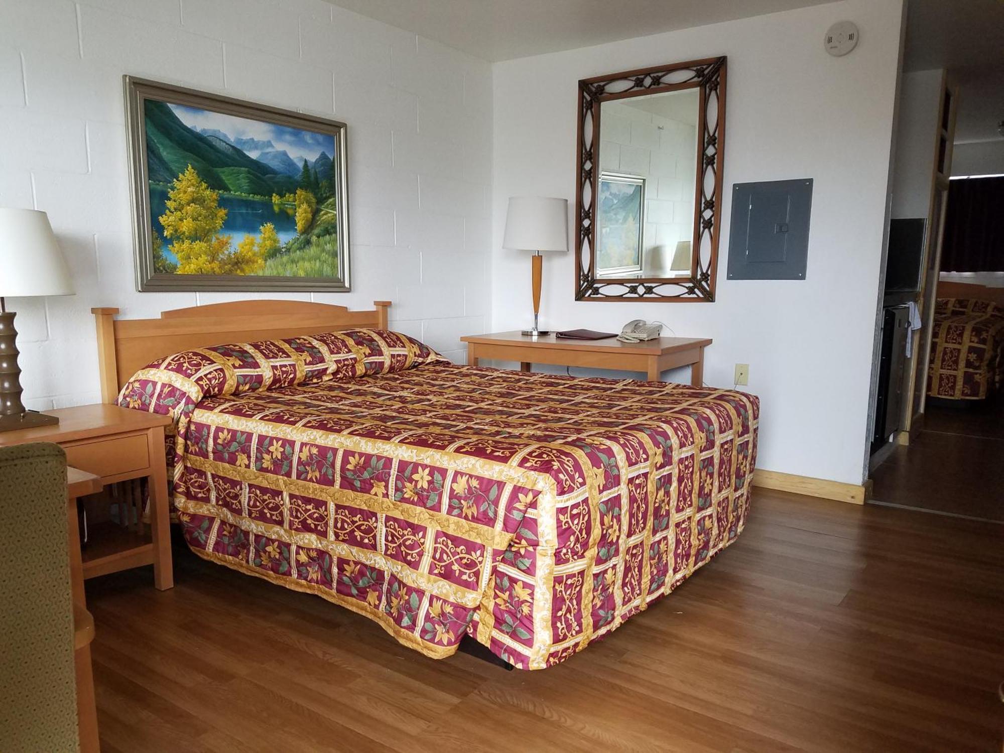 Queen Room Two Queen Beds Non-Smoking & Non-Pet Friendly