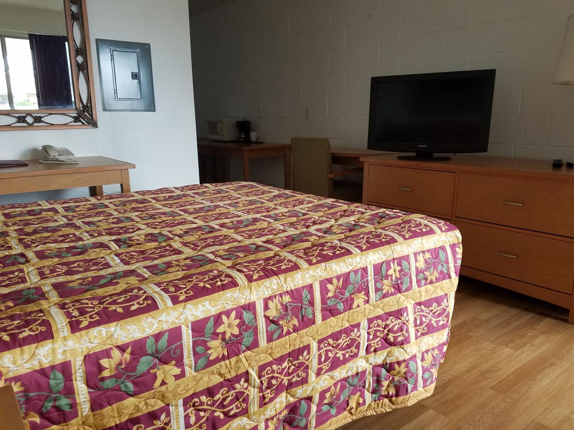 Queen Room Two Queen Beds Non-Smoking & Non-Pet Friendly
