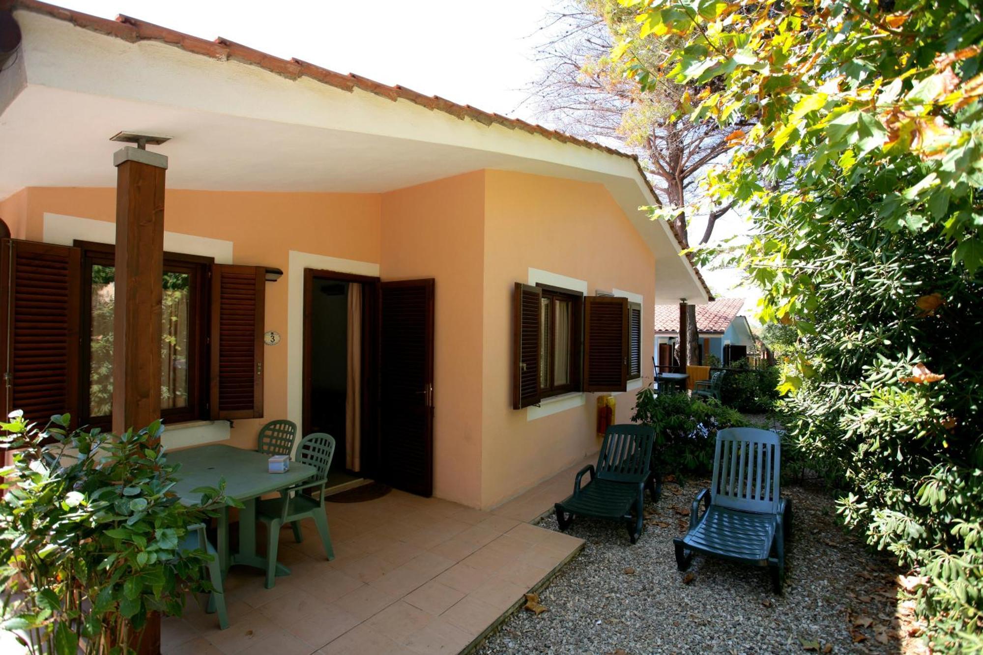 Bungalow Patio,257843397:JPEG