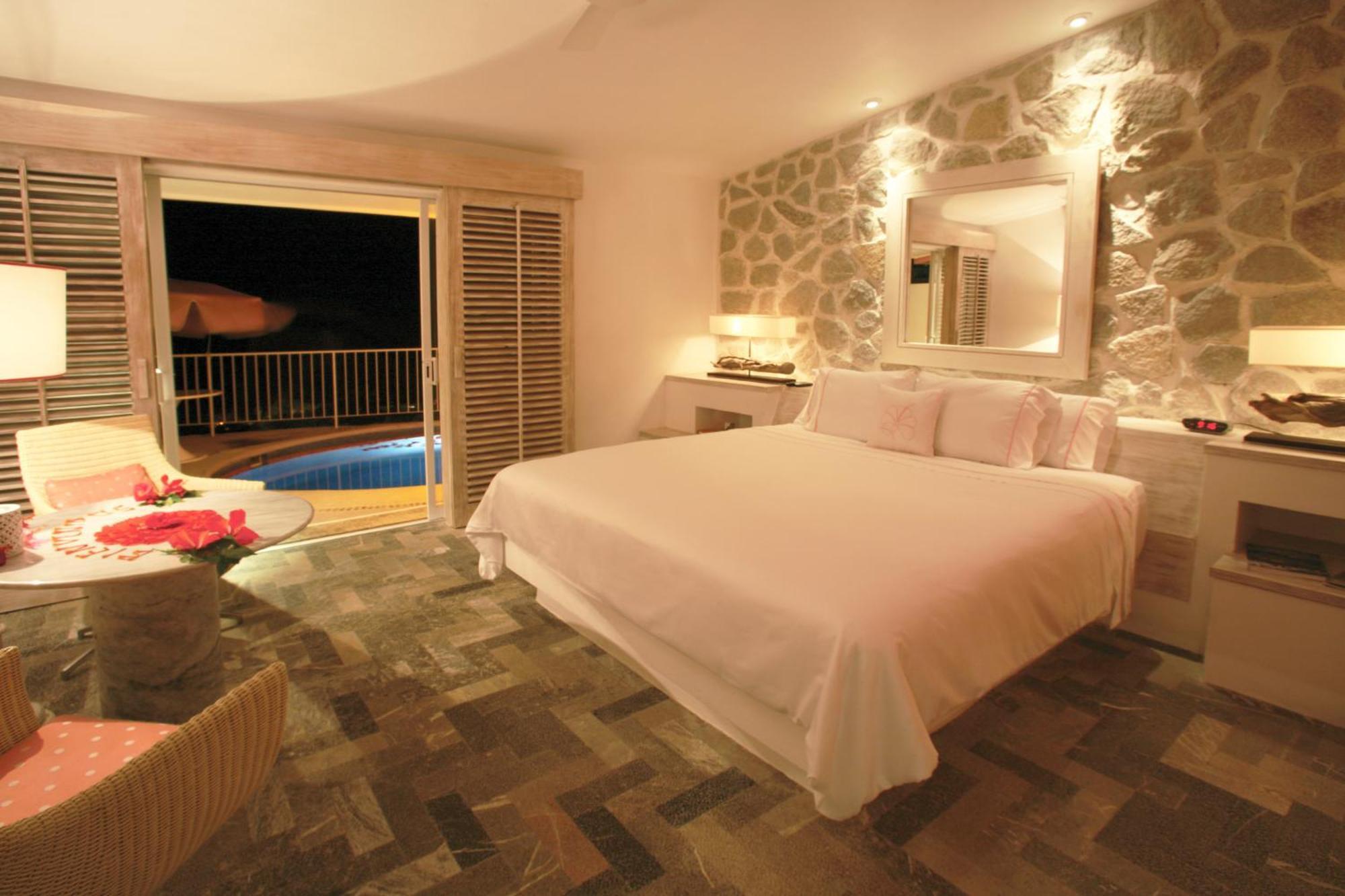Private Pool Casita King Bed,698660772:JPEG