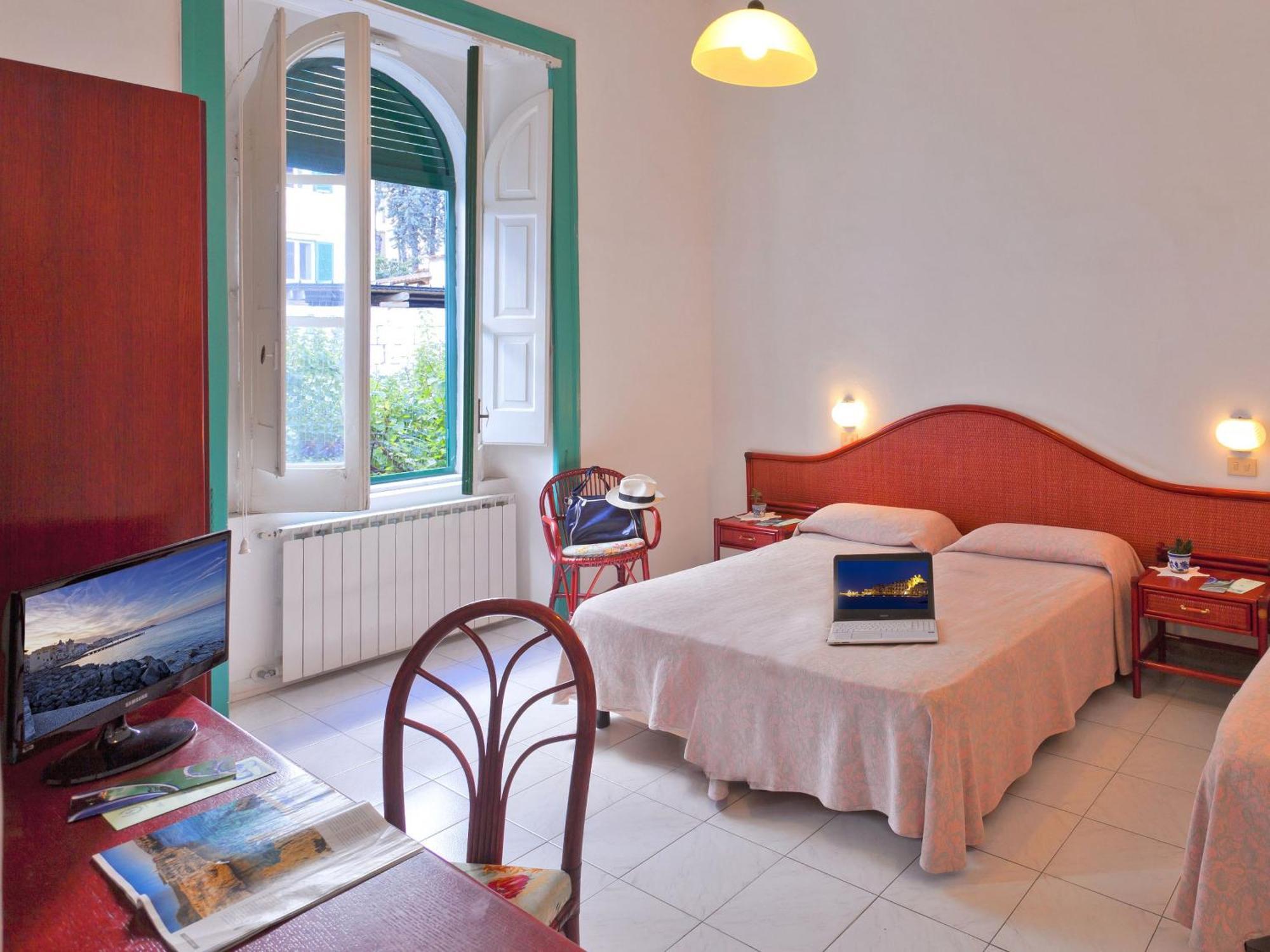 Economy Double or Twin Room,698971791:JPEG