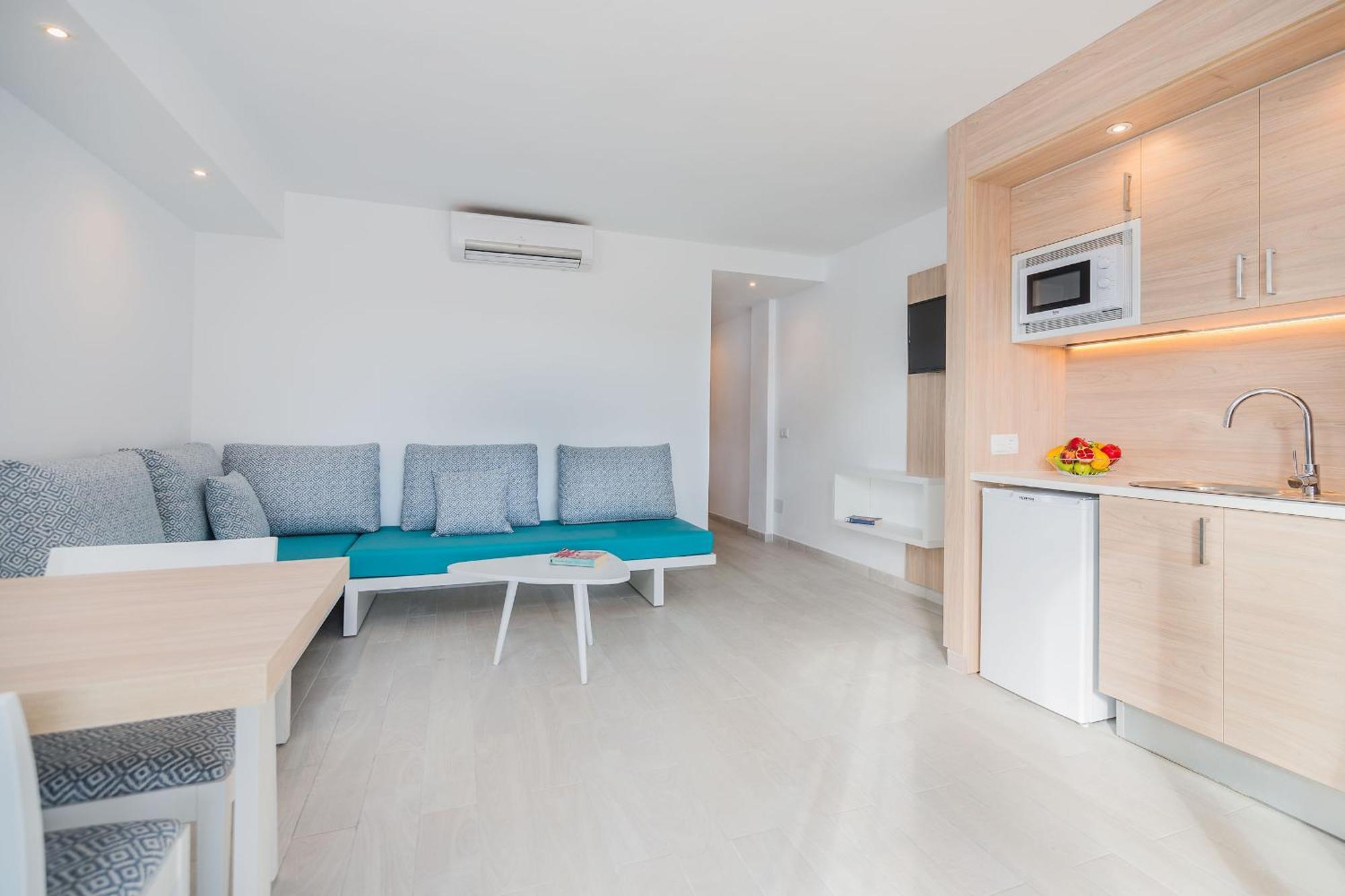 One-Bedroom Apartment Balcony,974792419:JPEG