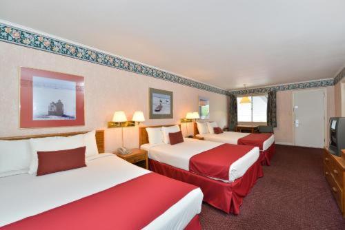 1 King Bed Deluxe Room Jetted Tub Non-Smoking