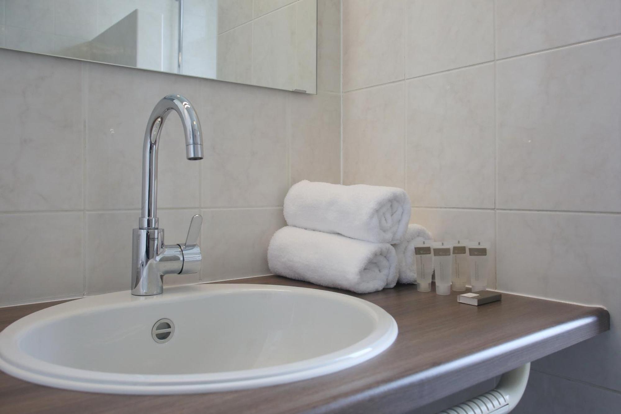 Double Room Bath,118698334:JPEG