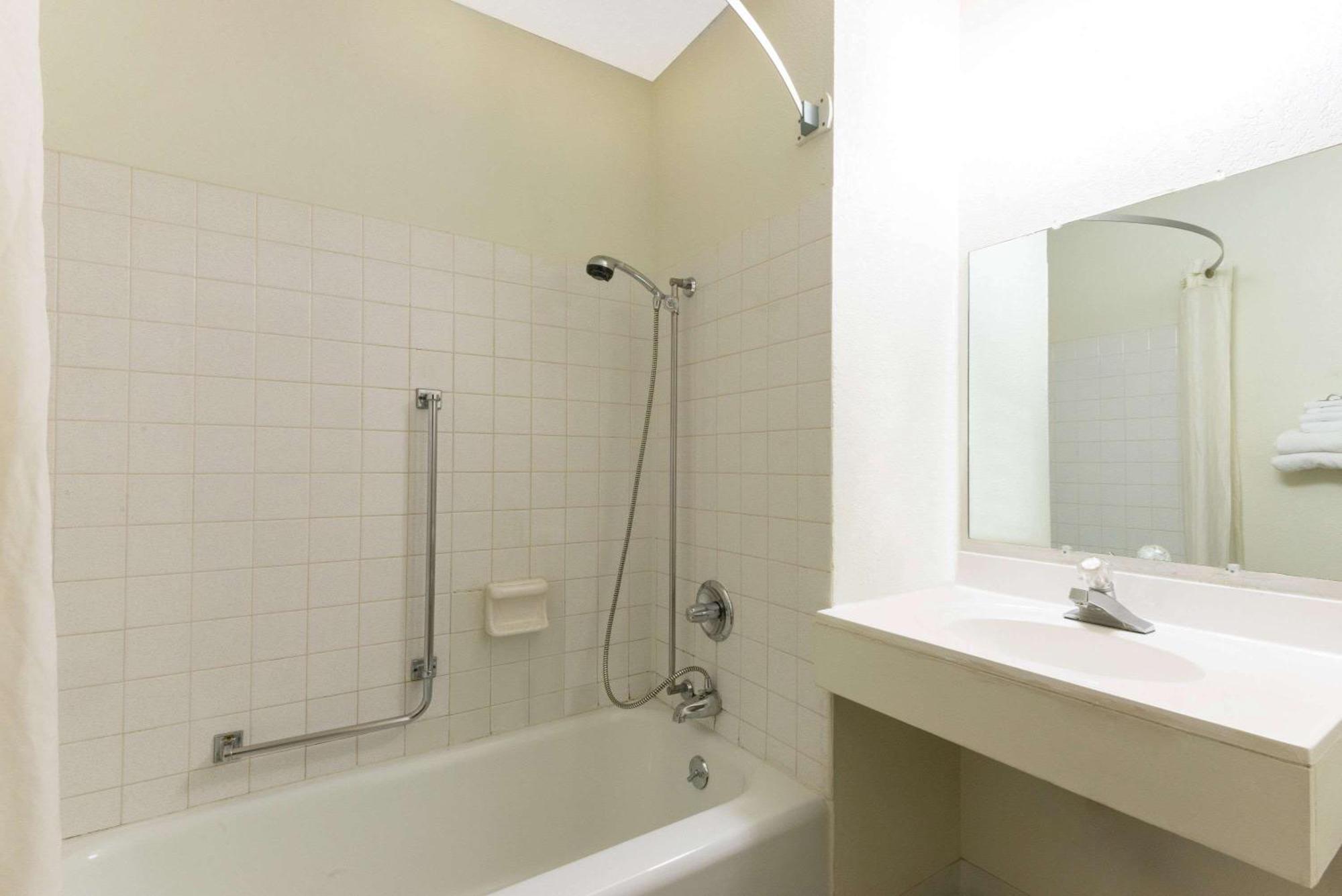 Queen Room - Disability Access/Non-Smoking