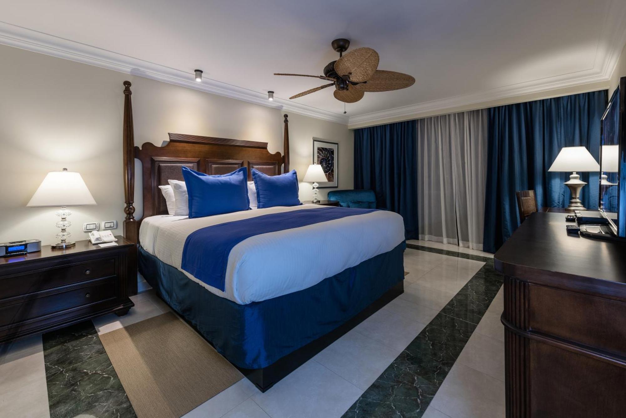 Royal Level Luxury Lateral Ocean View Room