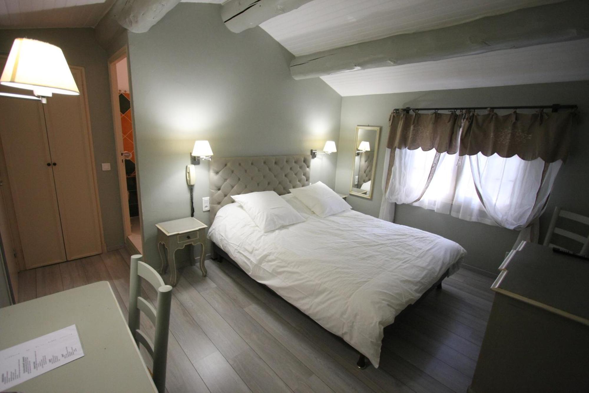 Deluxe Double Room Shower