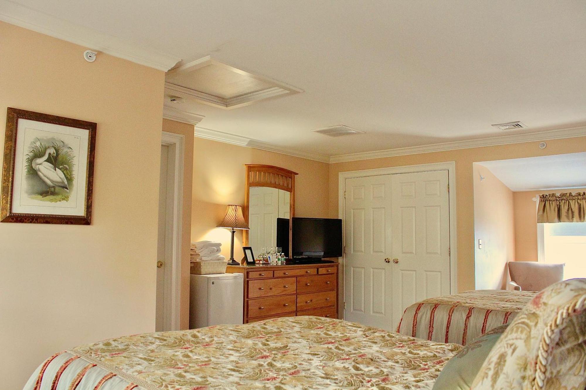 Queen Room Two Queen Beds 6