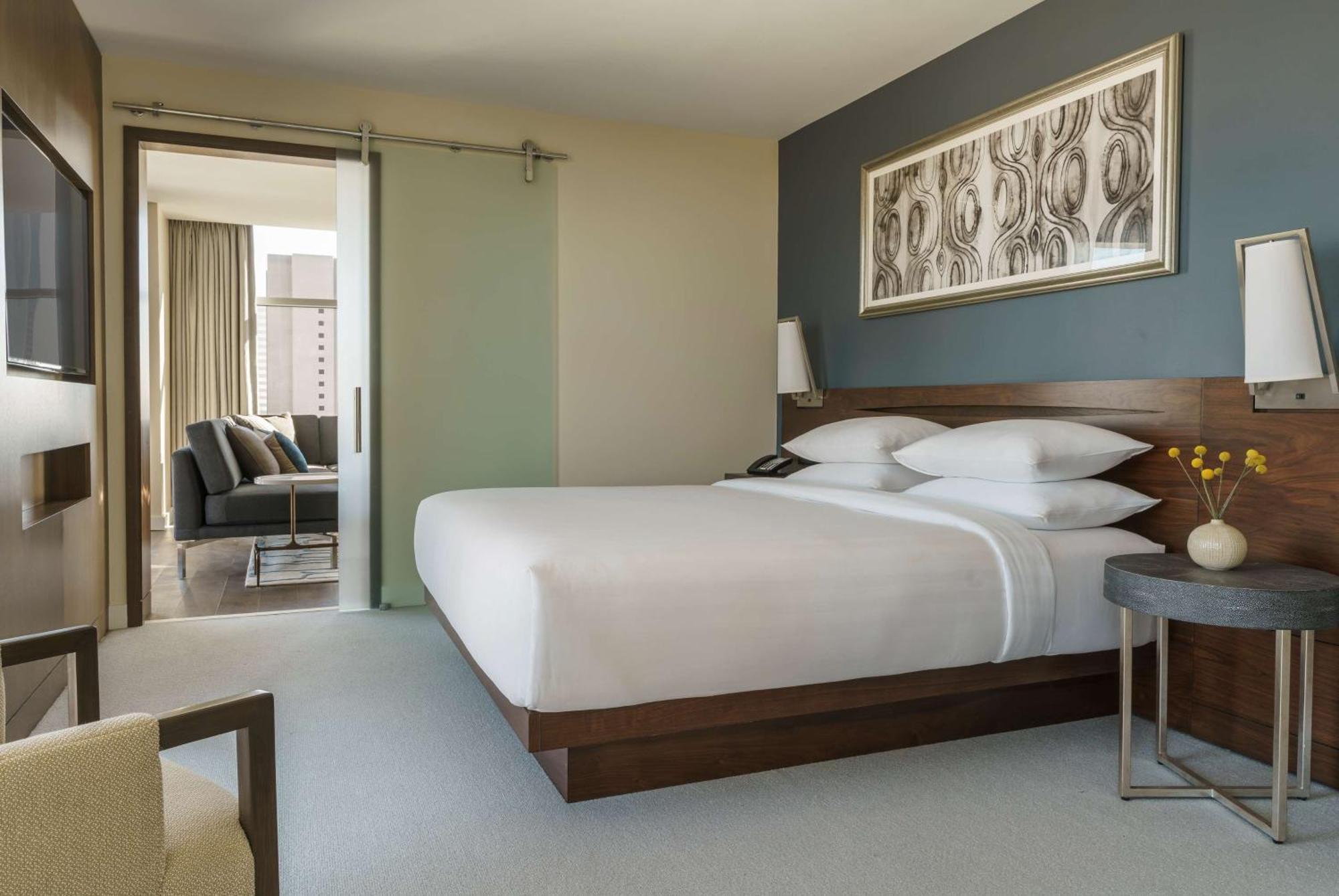 Executive Suite,704283115:JPEG