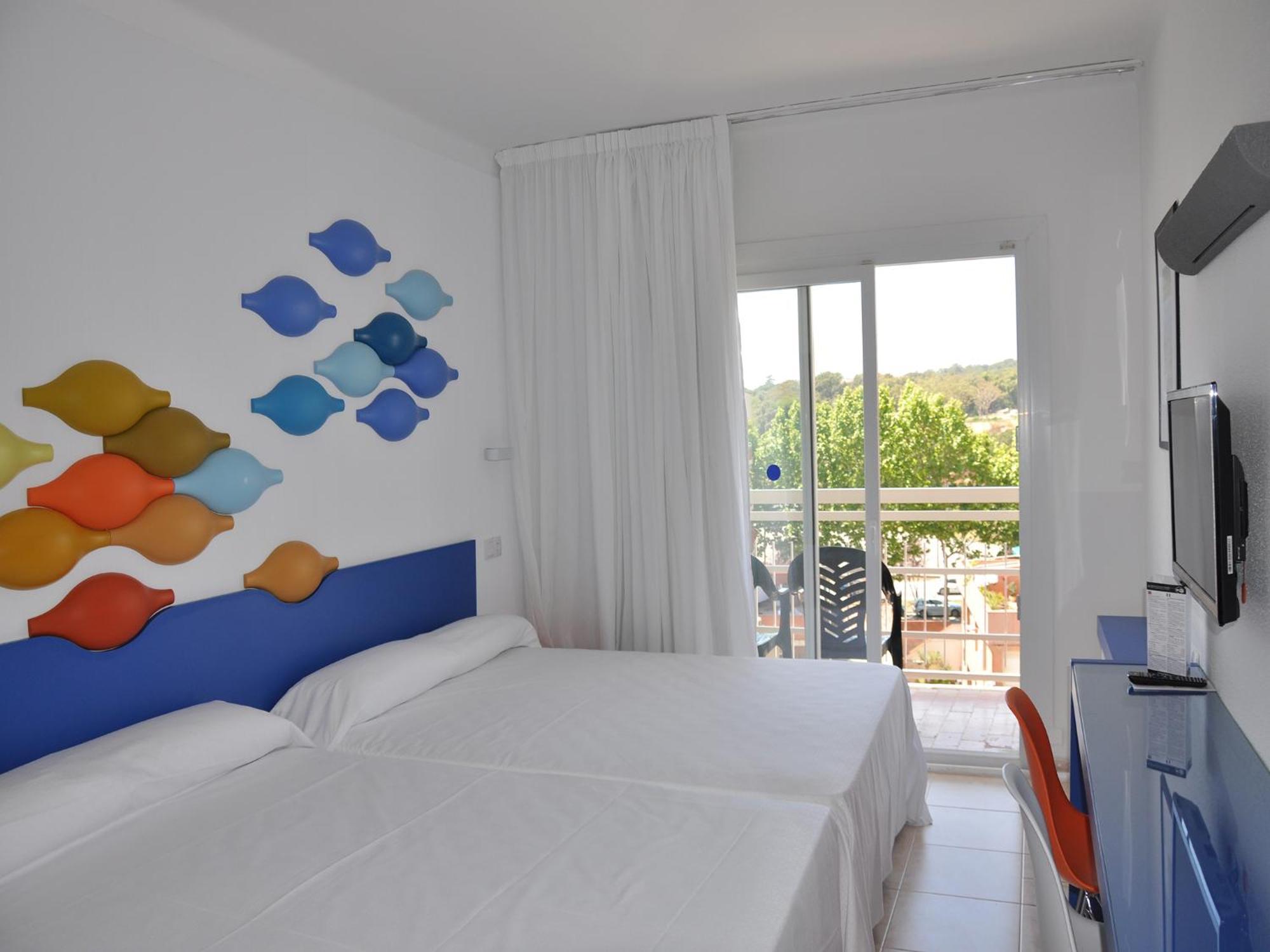 Double or Twin Room (2 Adults + 2 Children),704577154:JPEG