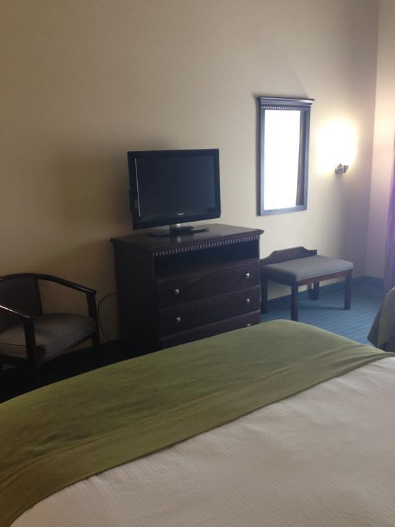 Deluxe Queen Room Disability Access or Non-Smoking
