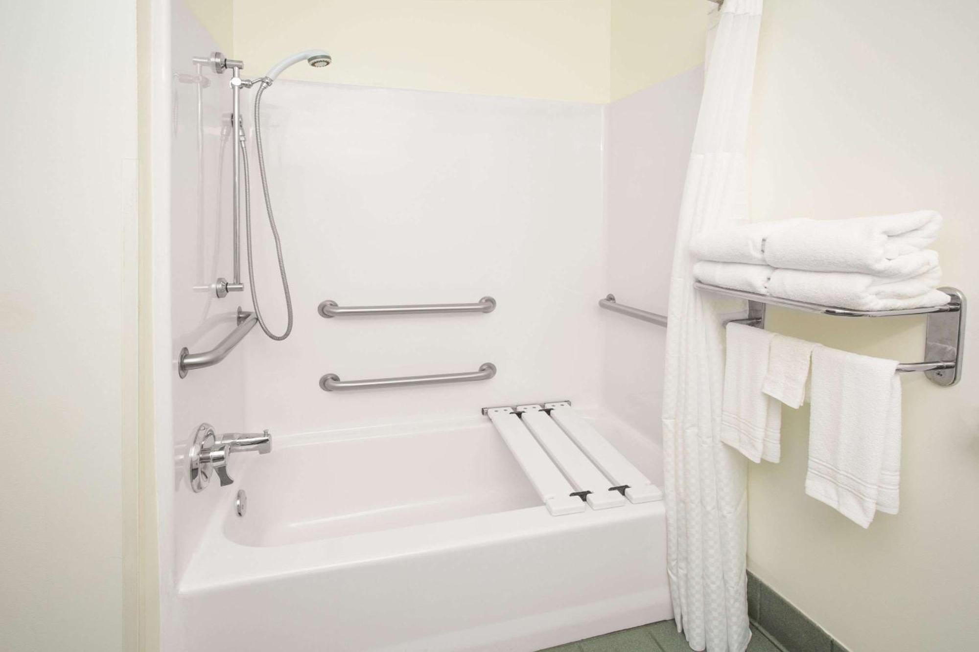 Queen Room with Two Queen Beds and Roll-in Shower - Mobility Accessible/Non-Smoking