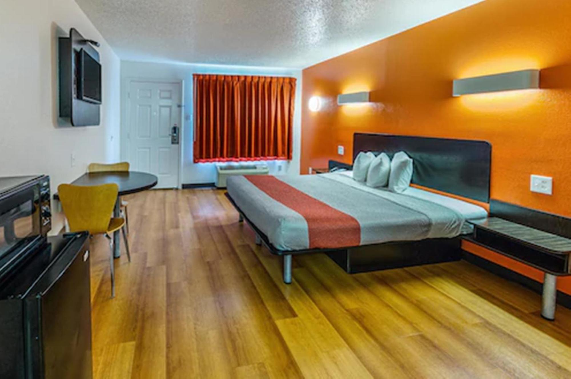 King Room - Disability Access - Non-Smoking