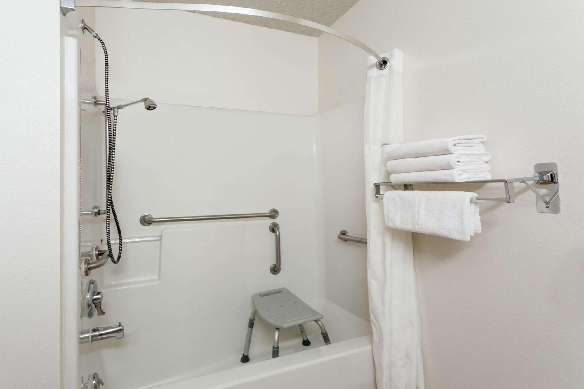 Queen Room Two Queen Beds Bath Tub Mobility Accessible or Non-Smoking,1230392245:JPEG
