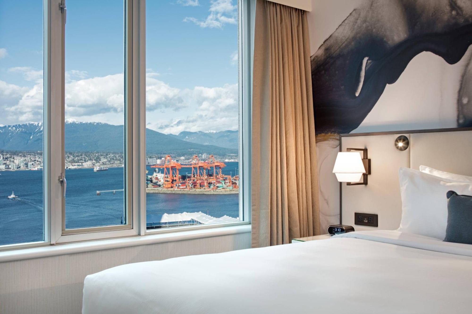 Suite met Kingsize Bed, Slaapbank en Gedeeltelijk Uitzicht op het Water