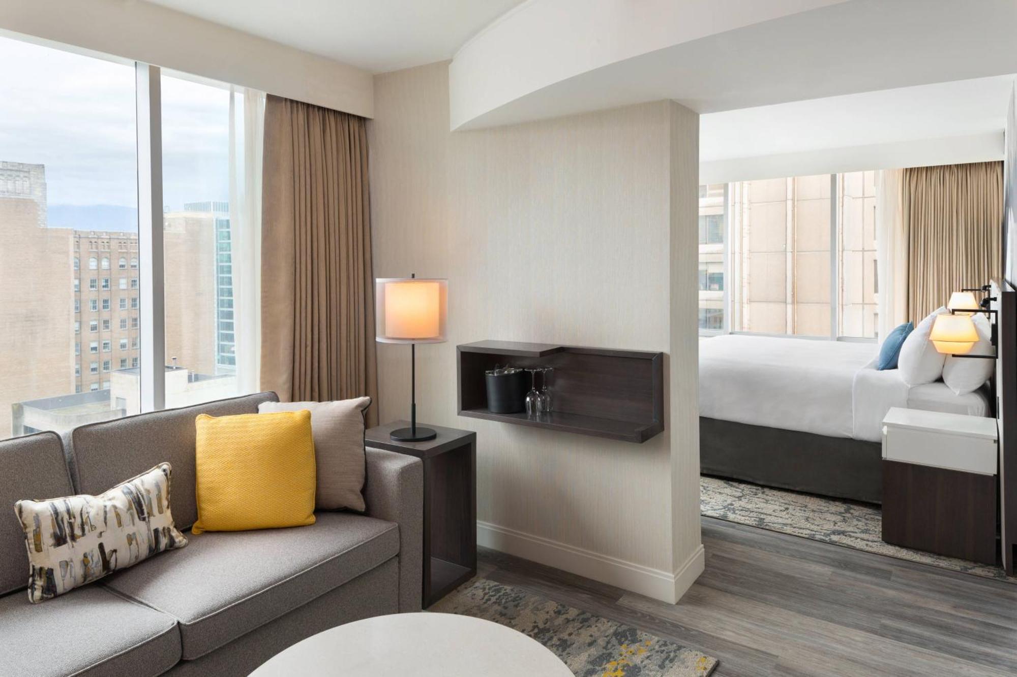 Deluxe Hoeksuite met 1 Kingsize bed en Slaapbank - Uitzicht op de stad