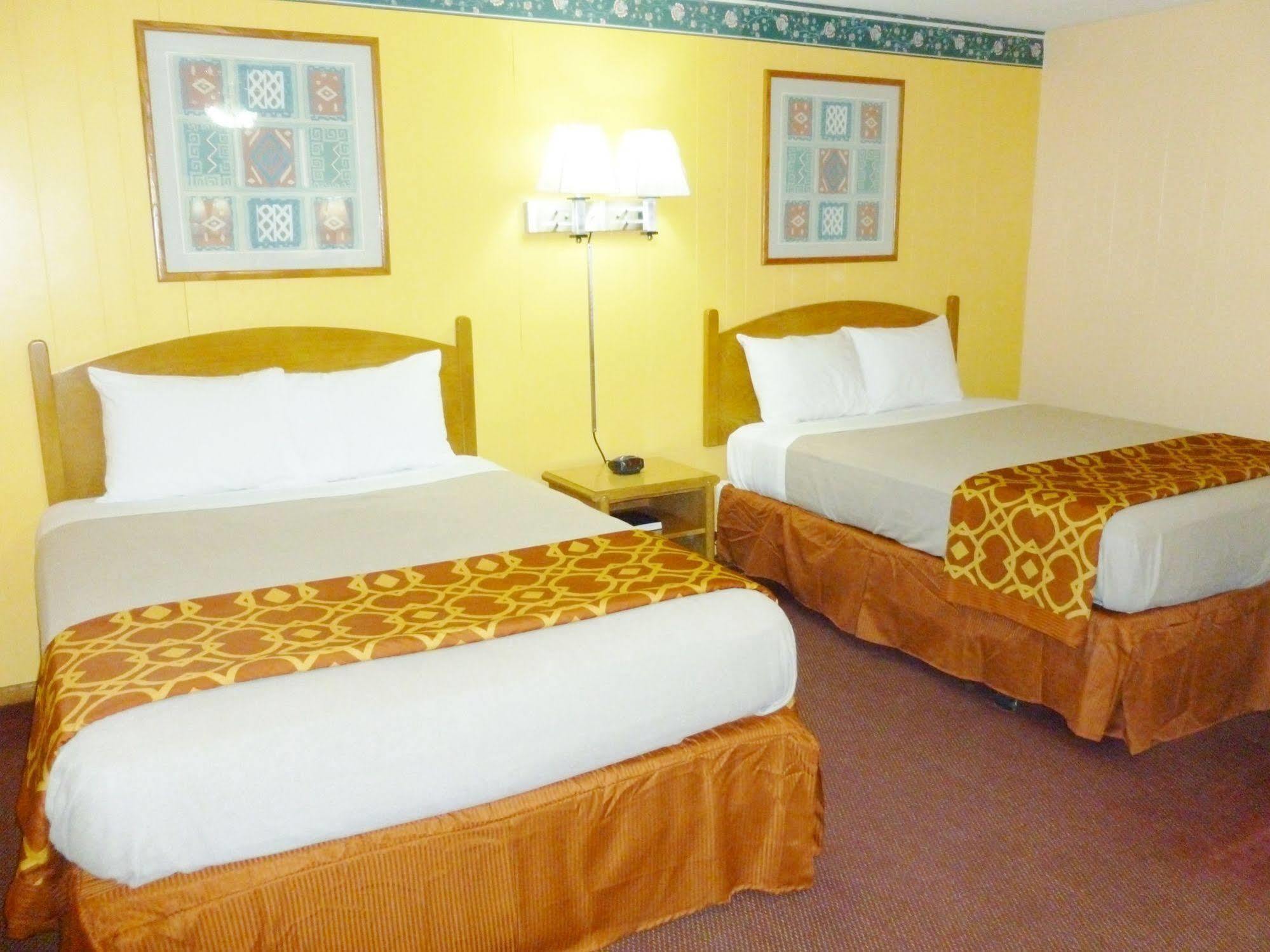 Queen Room Two Queen Beds Non-Smoking,707690437:JPEG