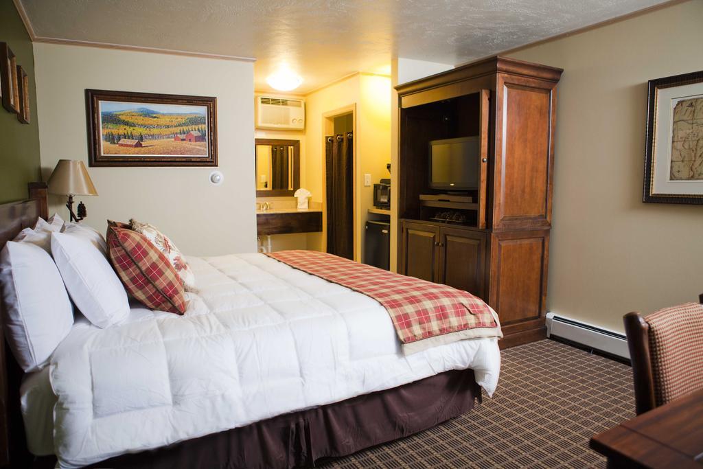 Signature Room 1 King Bed