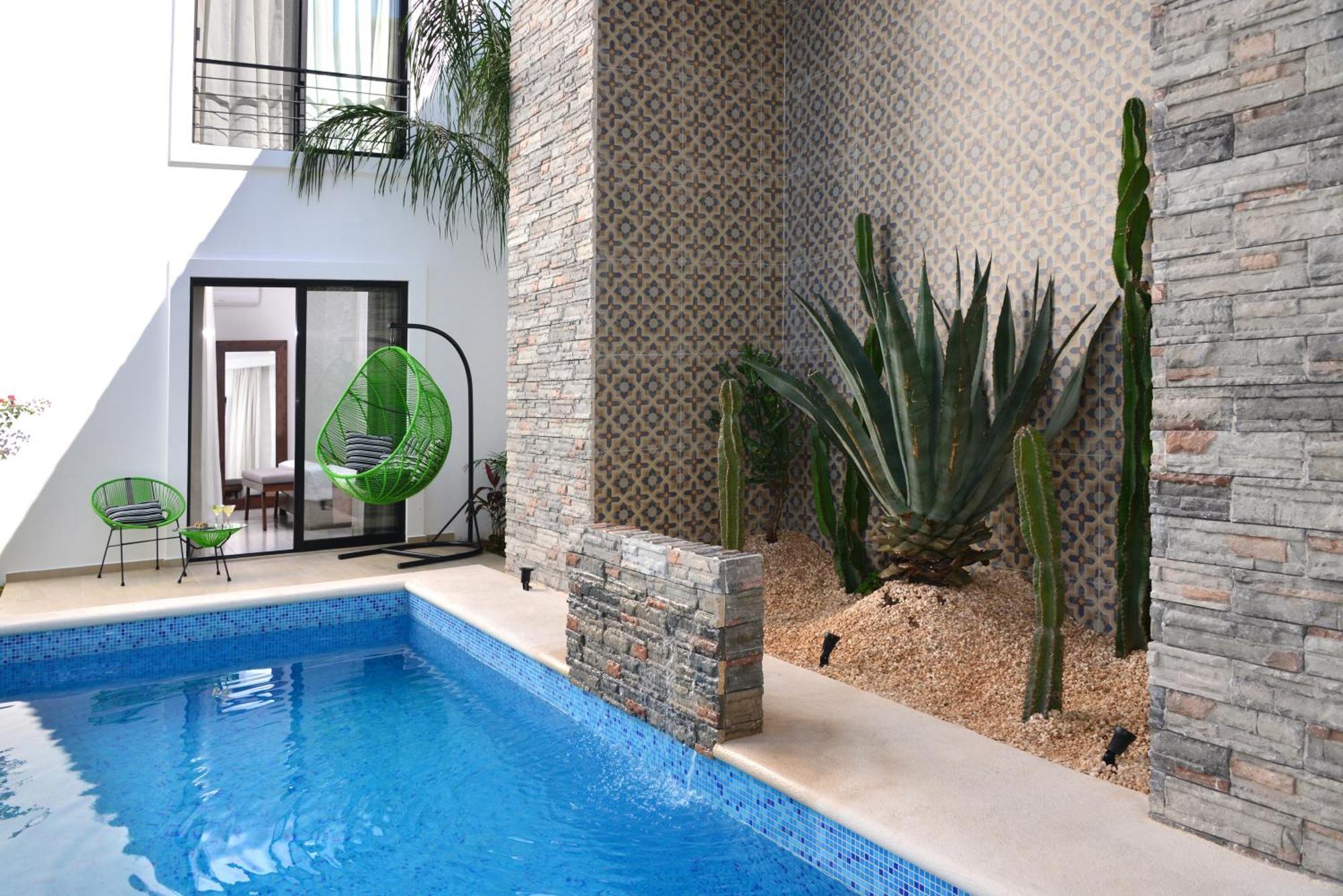 Grand Deluxe Room Pool Side