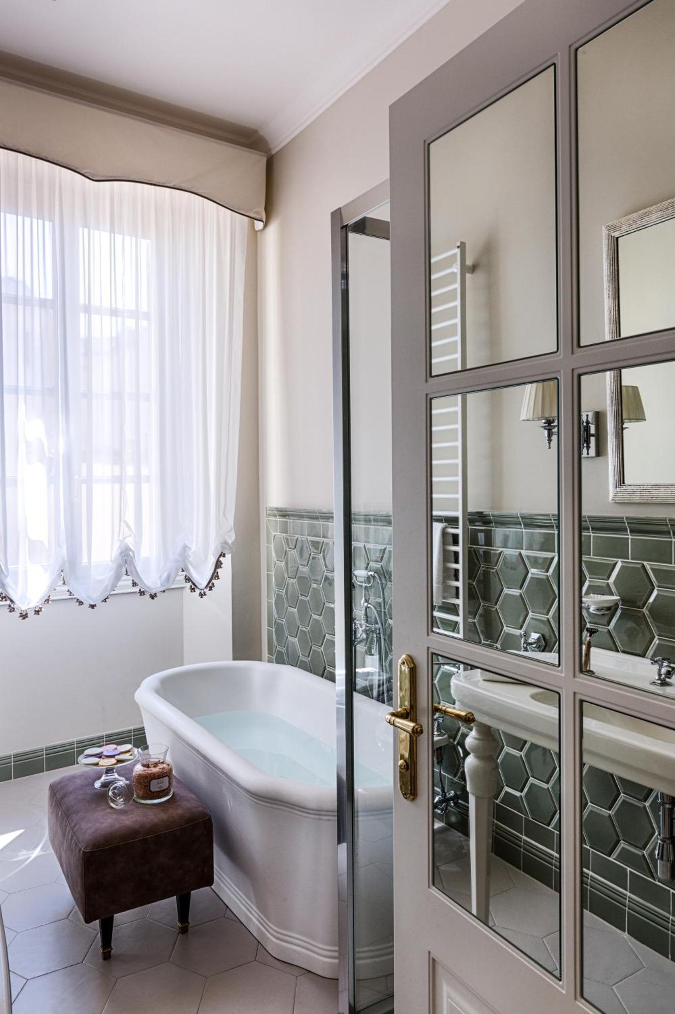 Executive Double Room Bathtub