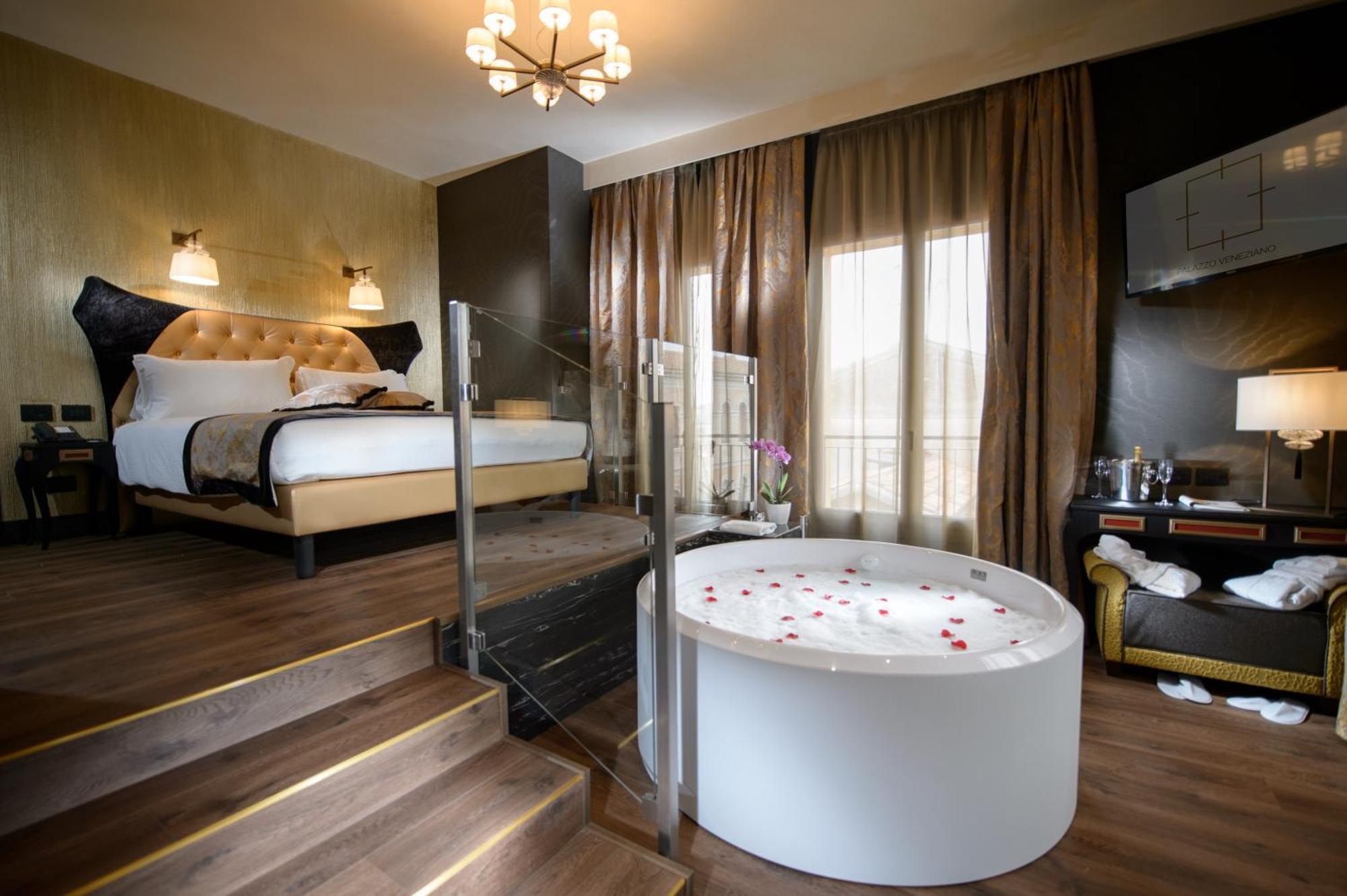 Corner Junior Suite Jacuzzi Canal View,712325902:JPEG