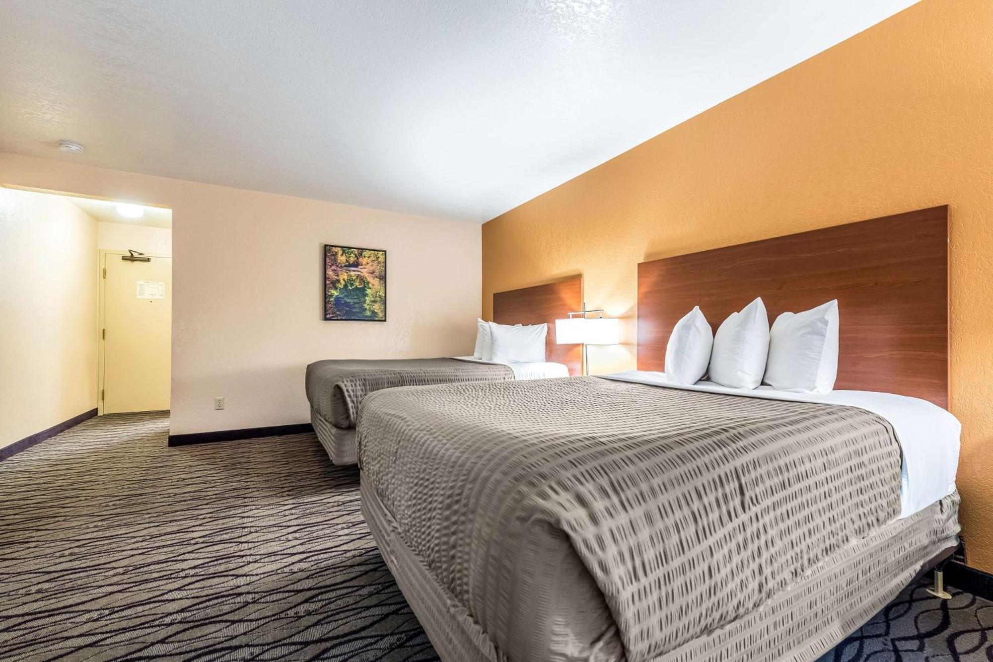 Queen Room Two Queen Beds Bath Tub Mobility Accessible or Non-Smoking,712408846:JPEG