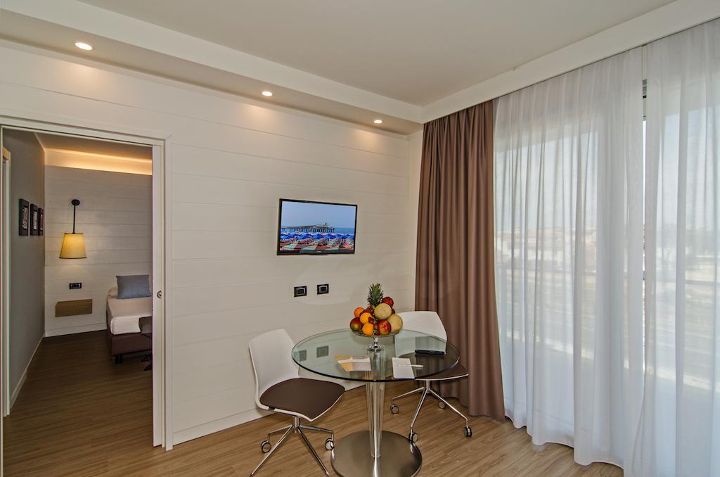 Suite with Balcony,125442945:JPEG
