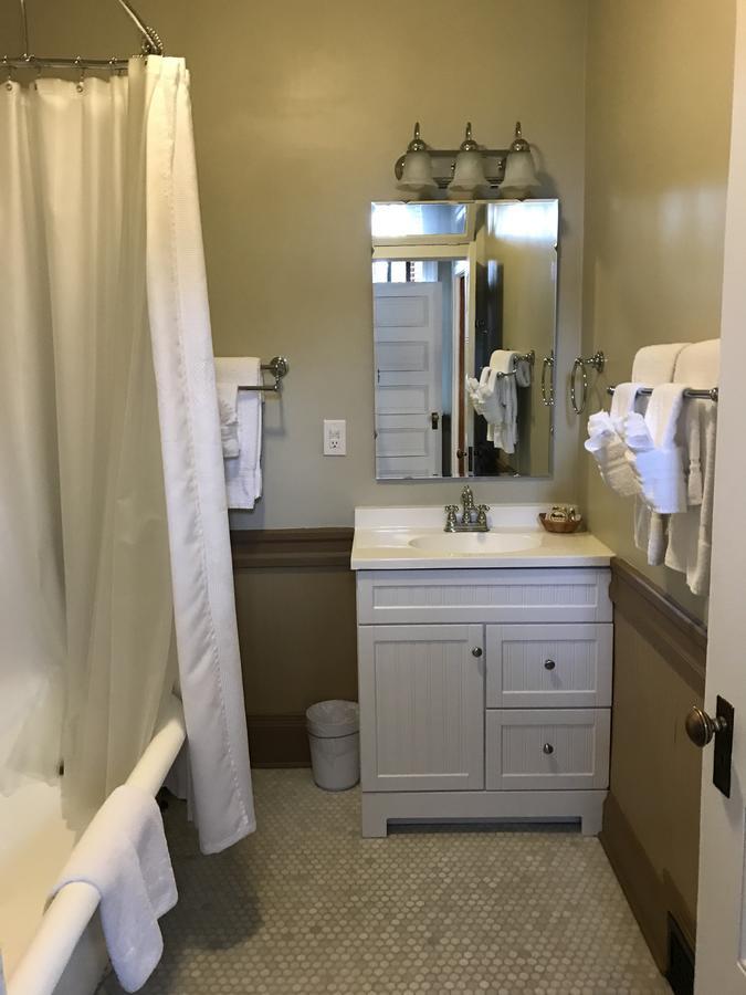Outpatients, 2 Queen Beds (First Floor)