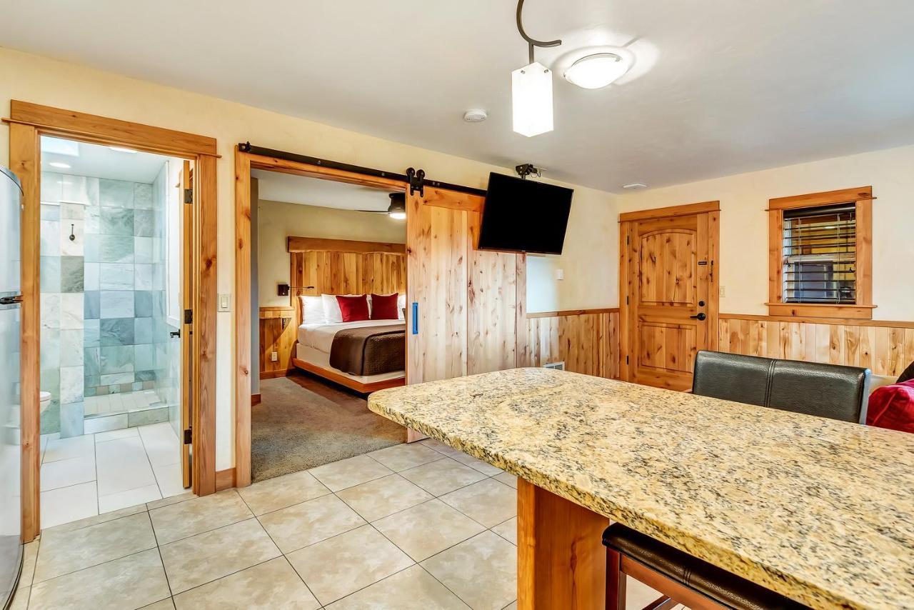 Deschutes River One-Bedroom King Suite