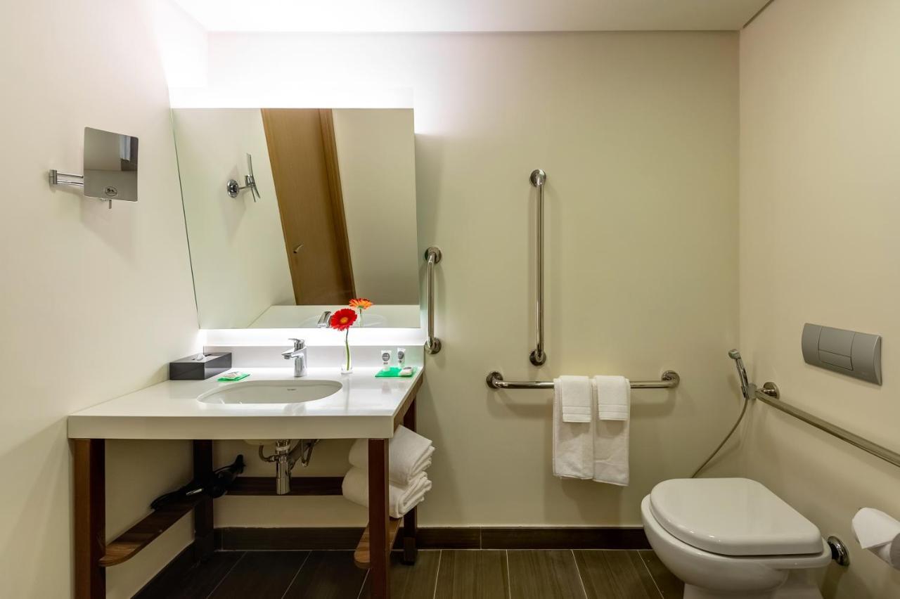 Twin Room Roll Shower Disability Access,947686018:JPEG