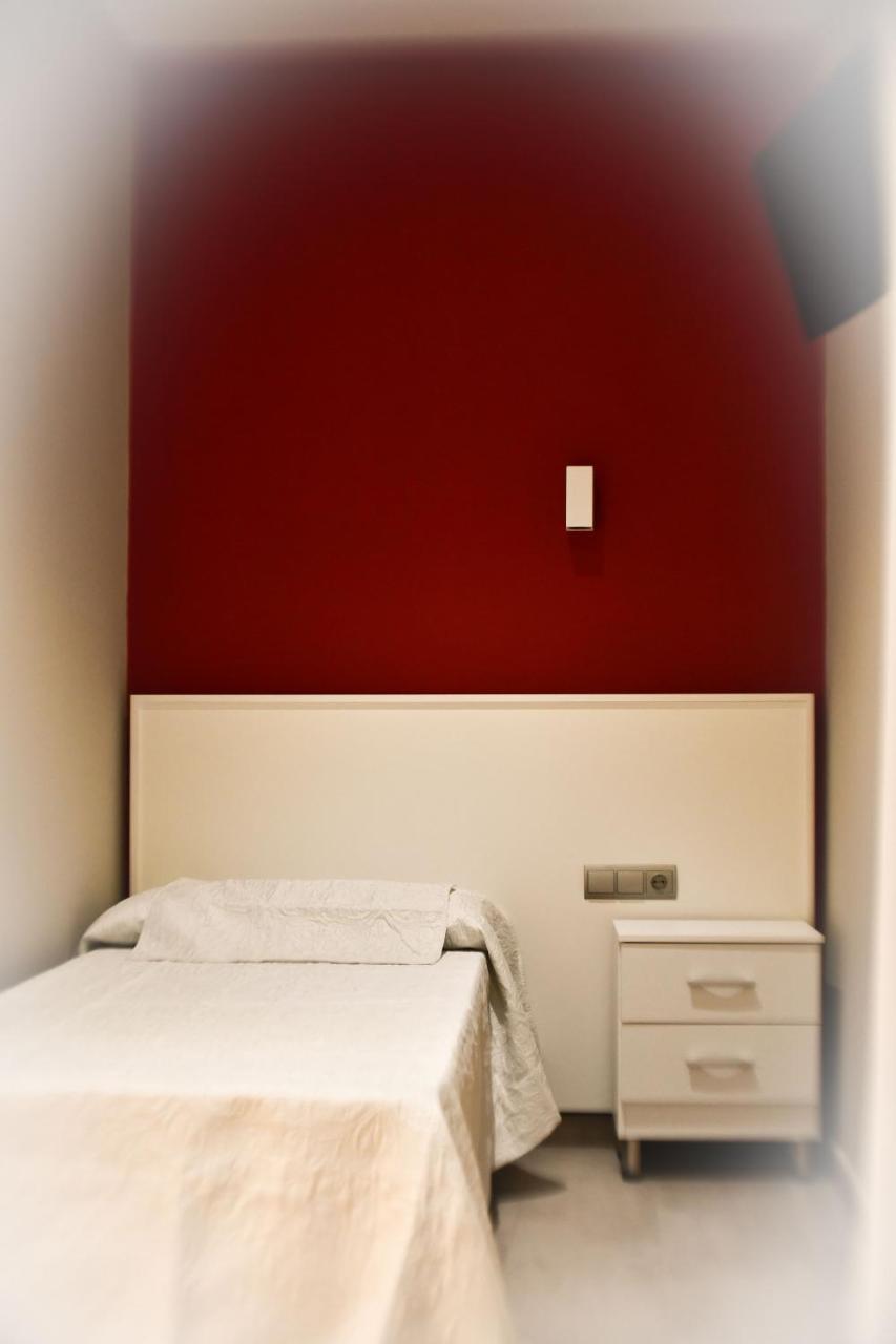 Single Room,725985922:JPEG