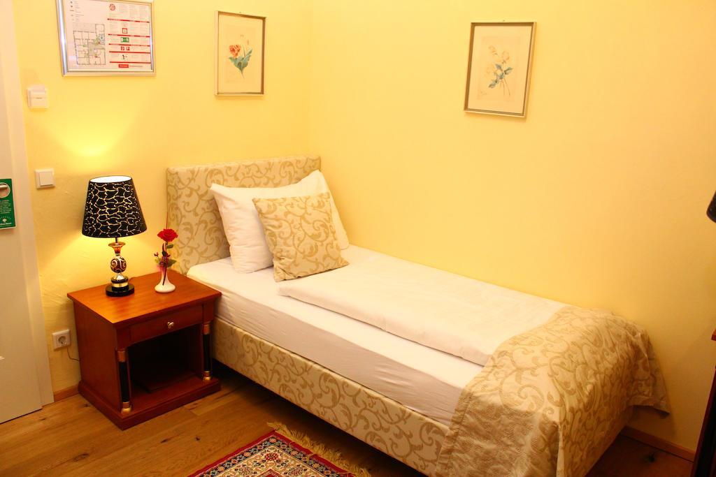 Single Room,73348829:JPEG